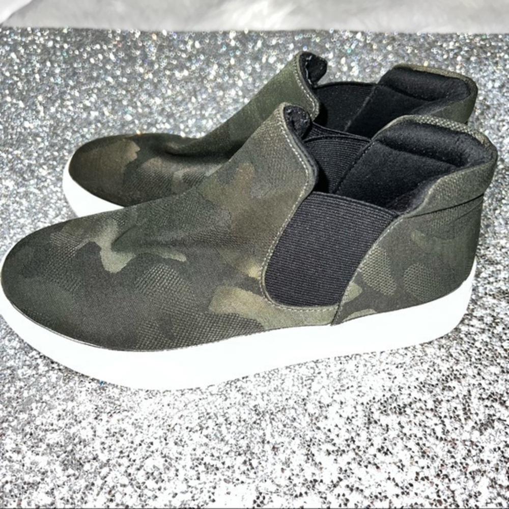 Camo SODA ankle booties